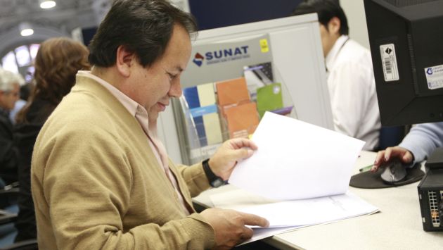 FOTOS AL INTERIOR DE LA AGENCIA DE LA SUNAT DEL CENTRO DE LIMA. PUEDE VERSE LA ATENCION EN PLATAFORMA, VENTANILLAS Y EL USO DE LAS CABINAS SUNAT.